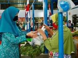 PKK Banyuwangi Keliling Bagikan Starter Pack Cegah COVID-19 ke Pedagang