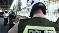 Polisi Tindak Pemotor yang Lewat Jalur Cepat