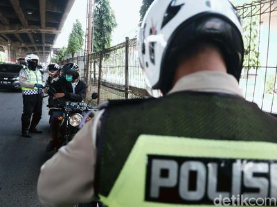 Polisi Tindak Pemotor yang Lewat Jalur Cepat