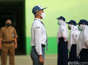Potret Berdiri Tegak Sambut 17 Agustus Potret Berdiri Tegak Sambut 17 Agustus