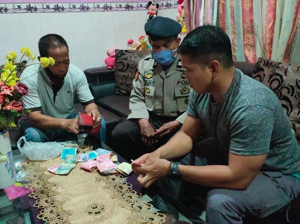 Salut! Pria Ini Kembalikan Rp 12 Juta yang Ditemukan Dekat Kediaman Raja Gowa Salut! Pria Ini Kembalikan Rp 12 Juta yang Ditemukan Dekat Kediaman Raja Gowa