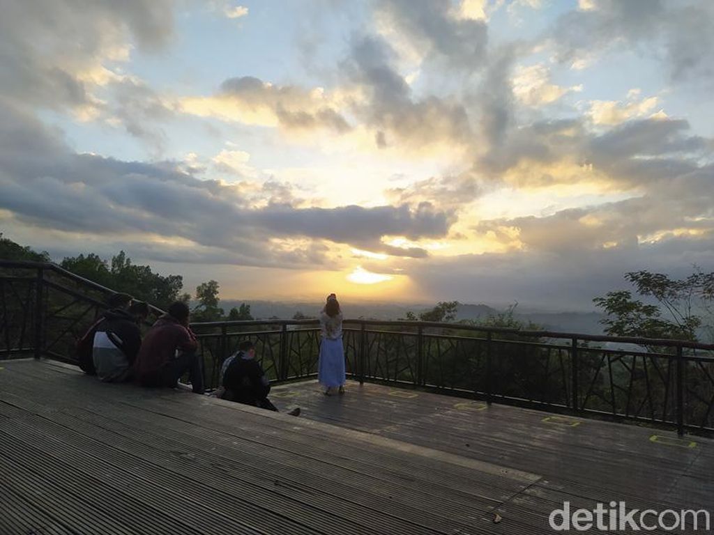 Kembali Dibuka, Punthuk Setumbu Disambut dengan Antusias Wisatawan Kembali Dibuka, Punthuk Setumbu Disambut dengan Antusias Wisatawan