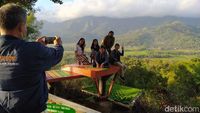 Wisatawan Mulai Asyik Berfoto Lagi di Punthuk Setumbu