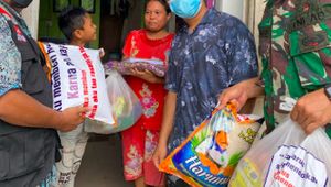 Potret Putra Siregar Saat Bagikan Sembako dan Kulineran