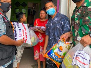 Potret Putra Siregar Saat Bagikan Sembako dan Kulineran Potret Putra Siregar Saat Bagikan Sembako dan Kulineran