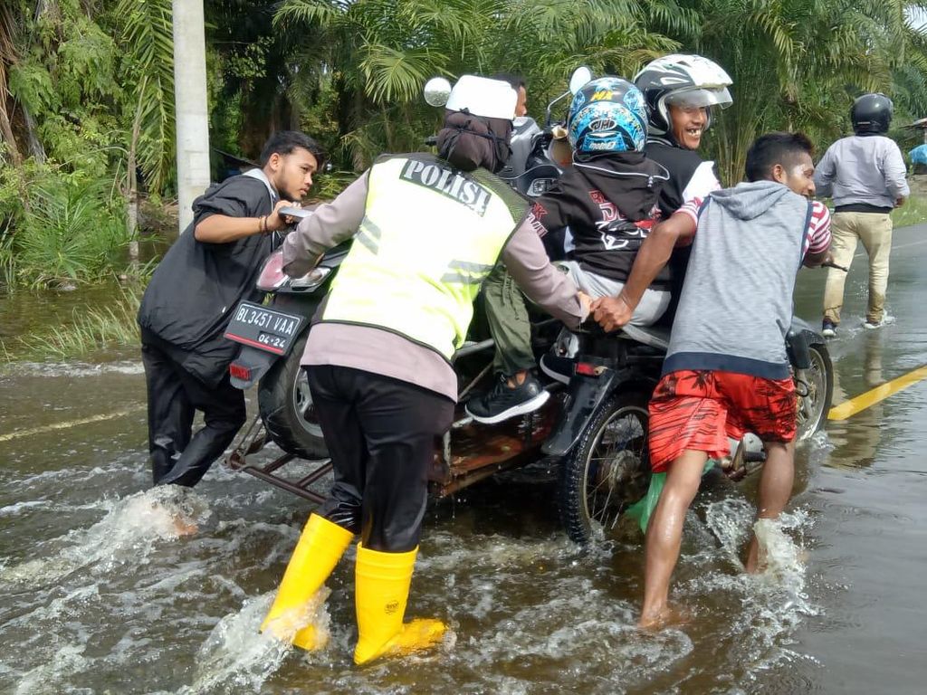 Jalan di Aceh Jaya Tergenang Banjir, Motor Melintas Diangkut Becak