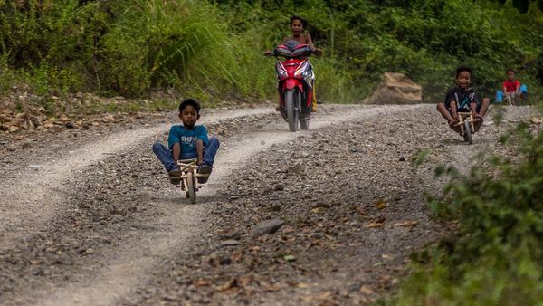 Seru! Anak-anak Ini Meluncur dengan Sepeda Motor dari Kayu