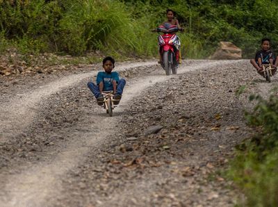 Seru! Anak-anak Ini Meluncur dengan Sepeda Motor dari Kayu