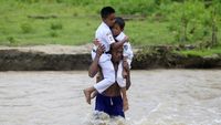 Menerjang Derasnya Sungai Demi Bersekolah