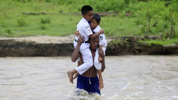 Menerjang Derasnya Sungai Demi Bersekolah