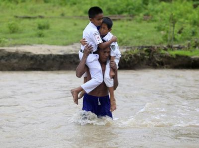 Menerjang Derasnya Sungai Demi Bersekolah