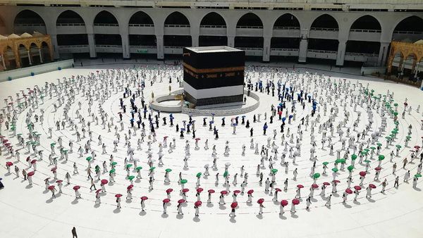 Potret Tawaf dengan Physical Distancing Ibadah Haji di Tengah Pandemi
