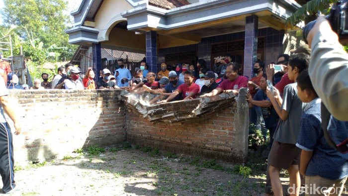 tembok pagar yang memblokade rumah wisnu dibongkar