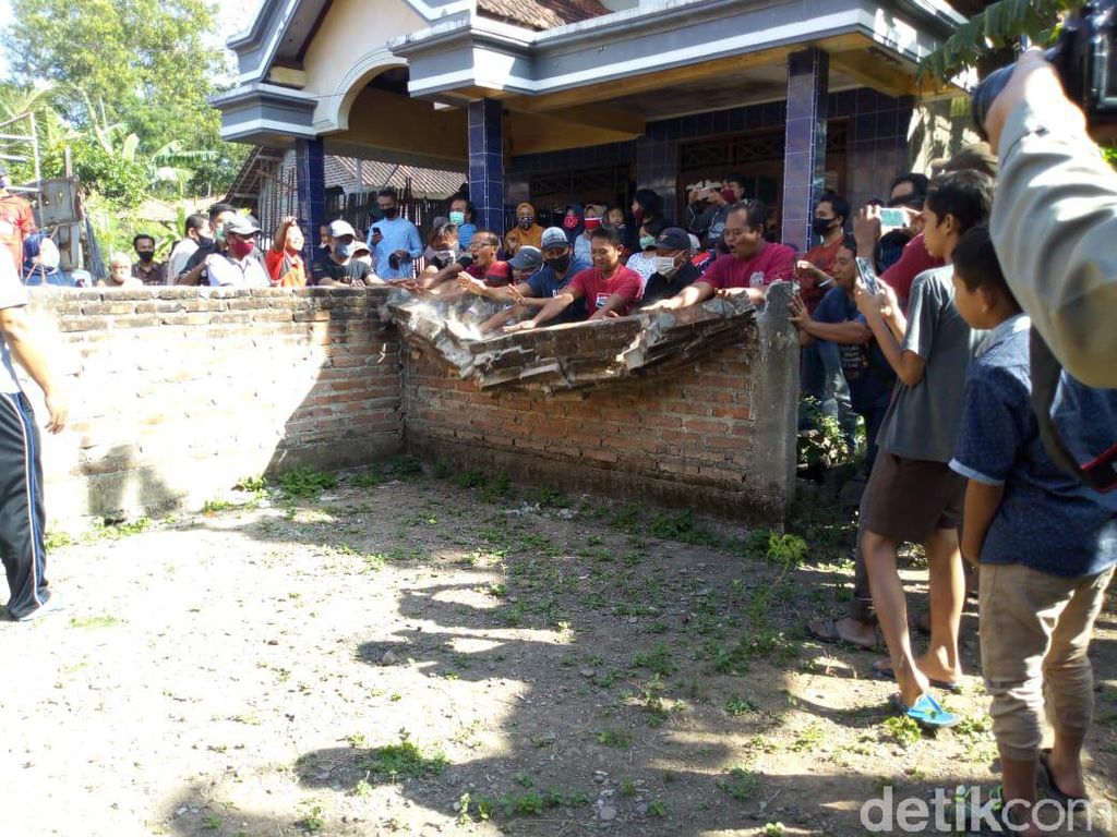 Kisruh Pagar Tembok Blokade Rumah Wisnu 3 Tahun Berakhir dengan Pembongkaran Kisruh Pagar Tembok Blokade Rumah Wisnu 3 Tahun Berakhir dengan Pembongkaran