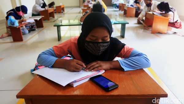Tak Punya Kuota Internet, Siswa Belajar di Kantor Kelurahan Jati Rahayu