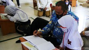 Wakil Wali Kota Bekasi Ajari Siswi Belajar