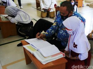 Wakil Wali Kota Bekasi Ajari Siswi Belajar