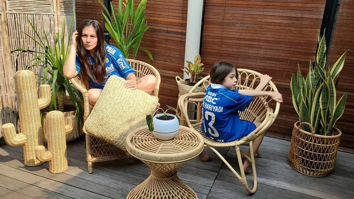 Wulan Guritno pamer jersey Persib Bandung. (Foto: dok.Instagram @wulanguritno)
