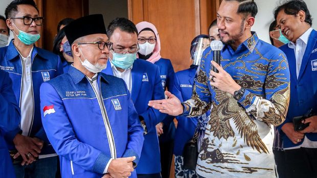 Ketua Umum Partai Demokrat Agus Harimurti Yudhoyono mengunjungi kantor Ketua Umum Partai Amanat Nasional (PAN) Zulkifli Hasan serta pengurus lainnya di kantor DPP PAN, Jakarta, Rabu (29/7).