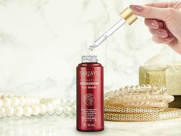 salah satu rekomendasi skincare dari buah pomegranate untuk dicoba yaitu Sariayu Econature Nutreage Face Serum