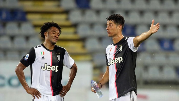 CAGLIARI, ITALY - JULY 29: Juan Cuadrado of Juventus and Cristiano Ronaldo of Juventus react during the Serie A match between Cagliari Calcio and Juventus at Sardegna Arena on July 29, 2020 in Cagliari, Italy.  (Photo by Enrico Locci/Getty Images)