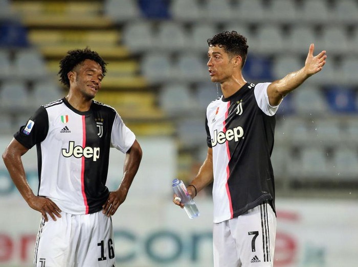CAGLIARI, ITALY - JULY 29: Juan Cuadrado of Juventus and Cristiano Ronaldo of Juventus react during the Serie A match between Cagliari Calcio and Juventus at Sardegna Arena on July 29, 2020 in Cagliari, Italy.  (Photo by Enrico Locci/Getty Images)