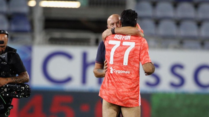 CAGLIARI, ITALY - JULY 29:  Gianluigi Buffon  of Juventus and Walter Zenga   during the Serie A match between Cagliari Calcio and  Juventus at Sardegna Arena on July 29, 2020 in Cagliari, Italy.  (Photo by Enrico Locci/Getty Images)