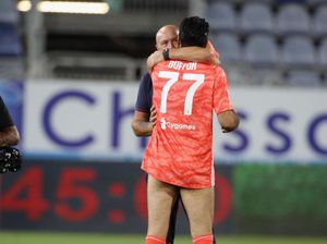 Tak Pakai Celana, Buffon Ngobrol dan Peluk Pelatih Cagliari