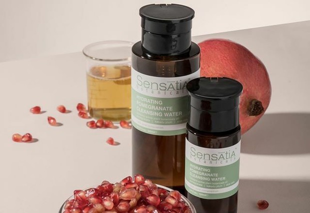 salah satu rekomendasi skincare dari buah pomegranate yaitu Sensatia Botanicals Hydrating Pomegranate Cleansing Water