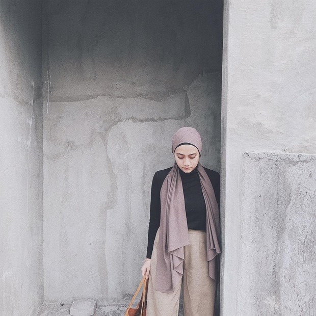 Turtleneck dengan celana palazo menjadi perpaduan yang tak kalah cantik dan bisa kamu contek dari Ayudia Bing Slamet.
