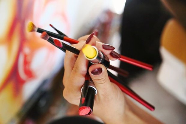 memanfaatkan skincare yang tak terpakai untuk melukis