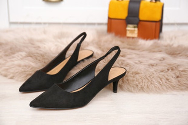 Kitten heels/ Sumber: Freepik.com Kitten heels dapat menjadi andalan untuk gaya vintage.