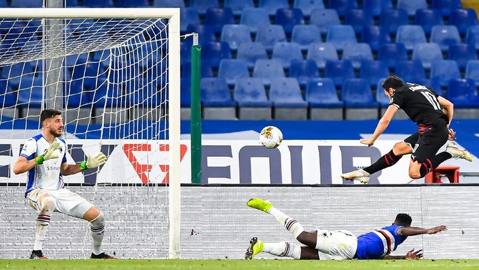 GENOA, ITALY - JULY 29: Hakan Calhanoglu of Milan (R) scores a goal during the Serie A match between UC Sampdoria and AC Milan at Stadio Luigi Ferraris on July 29, 2020 in Genoa, Italy. (Photo by Paolo Rattini/Getty Images)