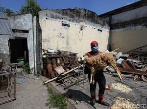 Aksi Superhero di Solo Bagikan Hewan Kurban ke Panti Asuhan Aksi Superhero di Solo Bagikan Hewan Kurban ke Panti Asuhan