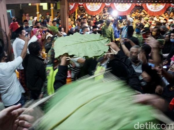 Antusias Warga Demak Berebut Nasi Ancak di Malam Idul Adha