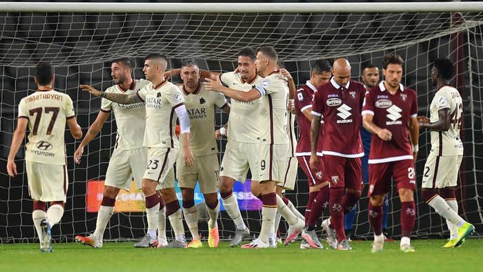 TURIN, ITALY - JULY 29:  Christopher Smalling (C) of AS Roma celebrates a goal with team mates during the Serie A match between Torino FC and  AS Roma at Stadio Olimpico di Torino on July 29, 2020 in Turin, Italy.  (Photo by Valerio Pennicino/Getty Images)