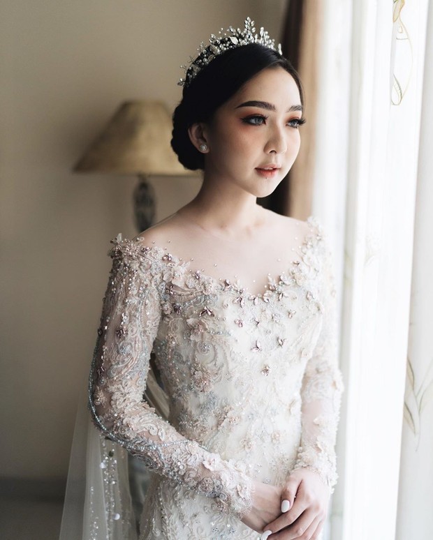 Meski tak memakai jasa MUA, hasil makeup Asta Riri tak kalah dari MUA profesional. Ia berhasil menjadi pengantin wanita tercantik hari itu.
