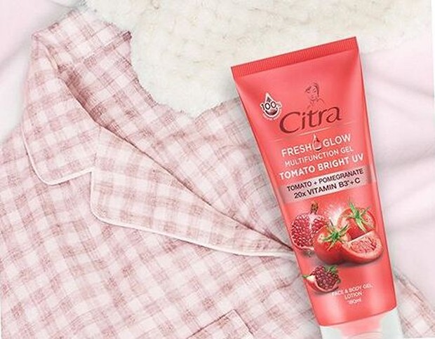 skincare dari buah pomegranate yang layak dicoba yaitu Citra Fresh Glow Multifunction Gel Tomato Bright UV