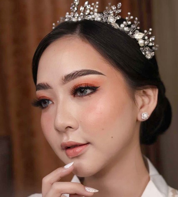 Beauty vlogger Asta Riri memilih merias wajahnya sendiri pada hari pernikahannya.