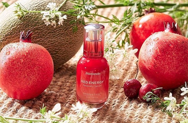 salah satu rekomendasi skincare dari buah pomegranate yang layak banget dicoba yaitu Mamonde Red Energy Recovery Serum