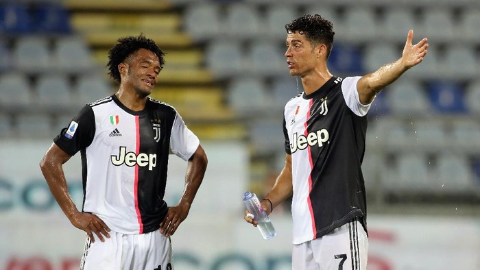CAGLIARI, ITALY - JULY 29: Juan Cuadrado of Juventus and Cristiano Ronaldo of Juventus react during the Serie A match between Cagliari Calcio and Juventus at Sardegna Arena on July 29, 2020 in Cagliari, Italy.  (Photo by Enrico Locci/Getty Images)