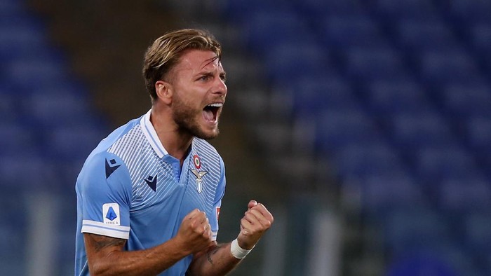 ROME, ITALY - JULY 29:  Ciro Immobile of SS Lazio celebrates after scoring the teams second goal during the Serie A match between SS Lazio and Brescia Calcio at Stadio Olimpico on July 29, 2020 in Rome, Italy.  (Photo by Paolo Bruno/Getty Images)