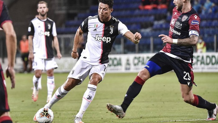 Juventus Cristiano Ronaldo controls the ball during the Serie A soccer match between Cagliari and Juventus, at the Sardegna Arena stadium, in Cagliari, Italy, Wednesday, July 29, 2020. (Alessandro Tocco/Lapresse via AP)