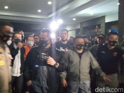 Djoko Tjandra Tiba di Bandara Halim Jakarta, Tangannya Terikat