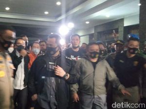 Djoko Tjandra Tiba di Bandara Halim Jakarta, Tangannya Terikat Djoko Tjandra Tiba di Bandara Halim Jakarta, Tangannya Terikat