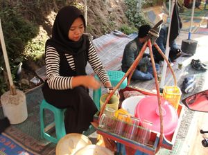 Mencari yang Segar-segar di Perbatasan Cianjur Mencari yang Segar-segar di Perbatasan Cianjur