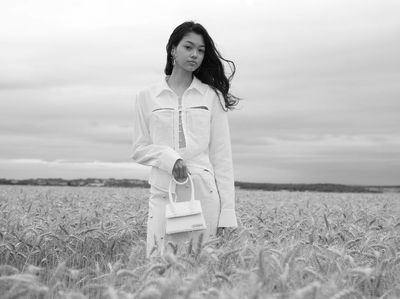 10 Potret Keindahan Fashion Show di Ladang Gandum di Tengah Pandemi Corona