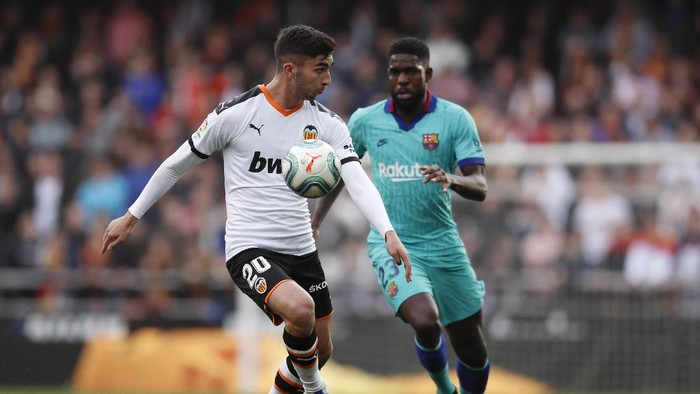 VALENCIA, SPAIN - JANUARY 25: Ferran Torres of Valencia is closed down by Samuel Umtiti of FC Barcelona during the La Liga match between Valencia CF and FC Barcelona at Estadio Mestalla on January 25, 2020 in Valencia, Spain. (Photo by Eric Alonso/Getty Images)