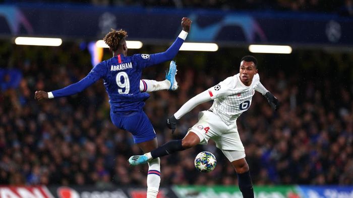 Gabriel Magalhaes LONDON, ENGLAND - DECEMBER 10: Tammy Abraham of Chelsea and Gabriel of Lille during the UEFA Champions League group H match between Chelsea FC and Lille OSC at Stamford Bridge on December 10, 2019 in London, United Kingdom. (Photo by Clive Rose/Getty Images)