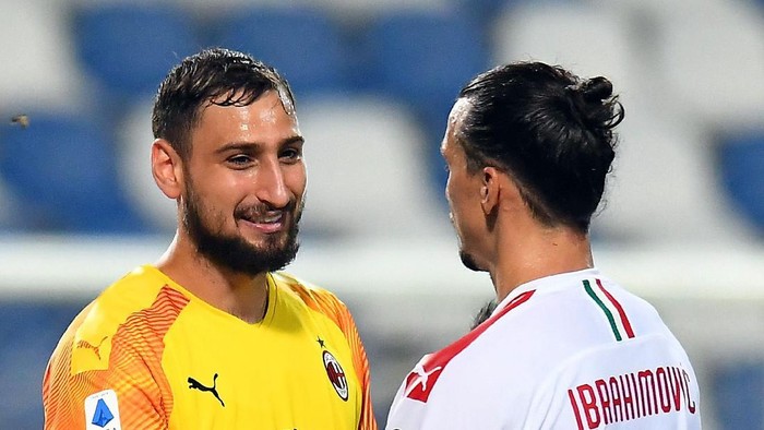 REGGIO NELLEMILIA, ITALY - JULY 21: Gianluigi Donnarumma and  Zlatan Ibrahimovic of AC Milan celebrate the victory after the Serie A match between US Sassuolo and AC Milan at Mapei Stadium - Città del Tricolore on July 21, 2020 in Reggio nellEmilia, Italy. (Photo by Alessandro Sabattini/Getty Images)